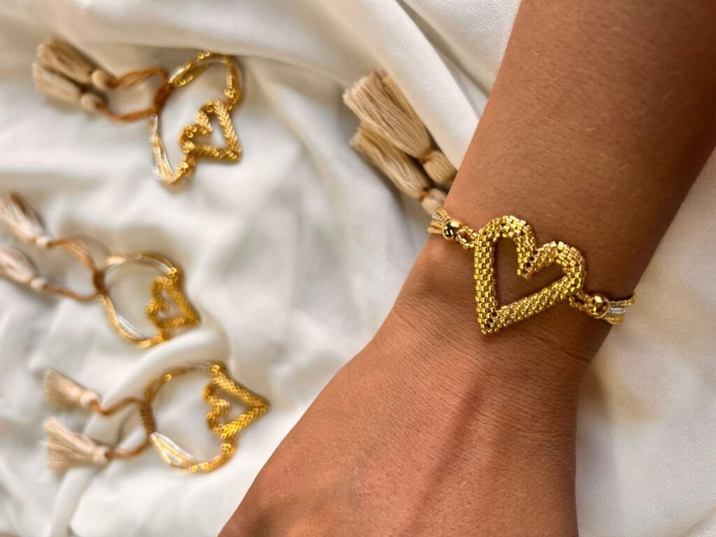 Bisutería artesanal: pulsera de corazón Miyuki tejida a mano con cuentas japonesas doradas